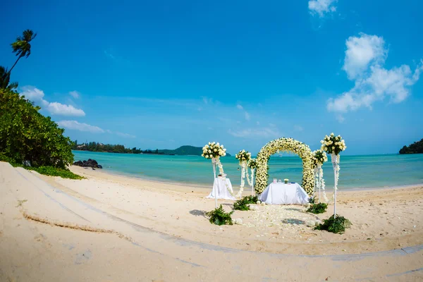 Свадебная церомония на берегу моря в Таиланде — стоковое фото