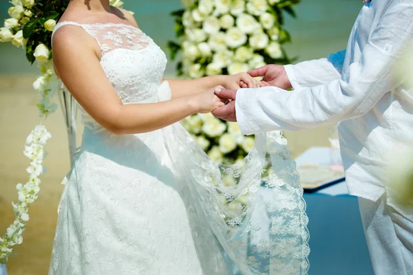 De bruiloft tseromoniya aan de kust in Thailand — Stockfoto