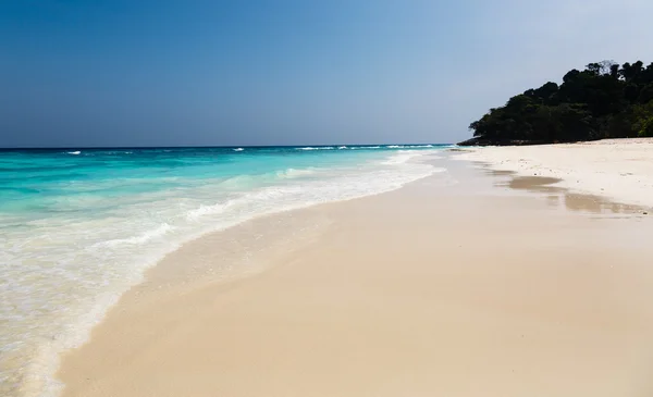 Paisaje en una playa de arena la isla de Tachai en Tailandia — Foto de Stock