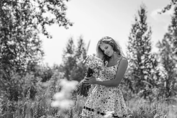 Tarlada Çiçekler ile genç seksi kız