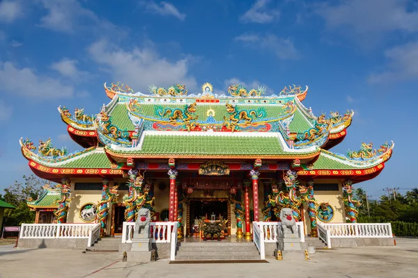Chalong üzerinde Çince tapınağa gezi — Stok fotoğraf