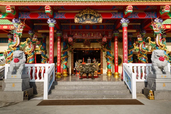 Экскурсия в китайский храм на Чалонг — стоковое фото