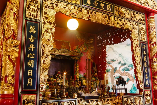 Экскурсия в китайский храм на Чалонг — стоковое фото