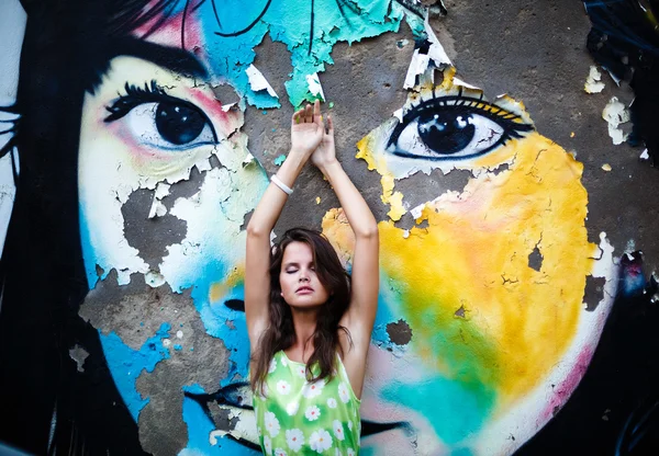 Νεαρό κορίτσι ενάντια σε έναν τοίχο με βάση — Φωτογραφία Αρχείου