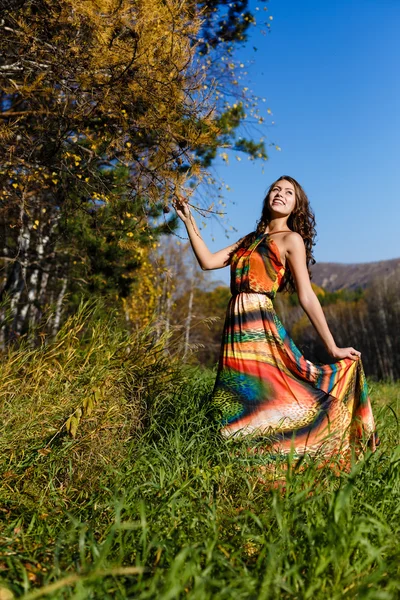 Jovem mulher feliz na madeira de outono da montanha — Fotografia de Stock