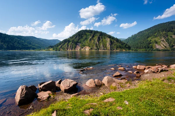 El paisaje siberiano en el río Yenisei — Foto de Stock