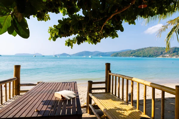 Manzara, deniz kenarında kafede kitap okuma