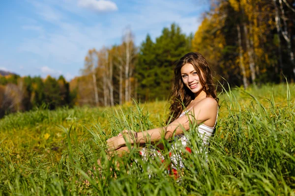 Jovem mulher feliz na madeira de outono da montanha — Fotografia de Stock