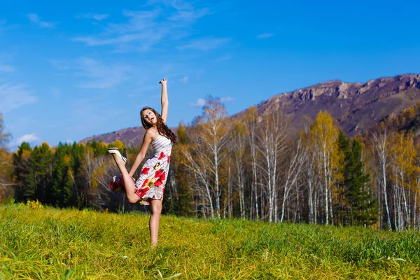 Feliz joven en el bosque de otoño de la montaña —  Fotos de Stock
