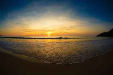 deniz kıyısı üzerinde bir düşüş manzara