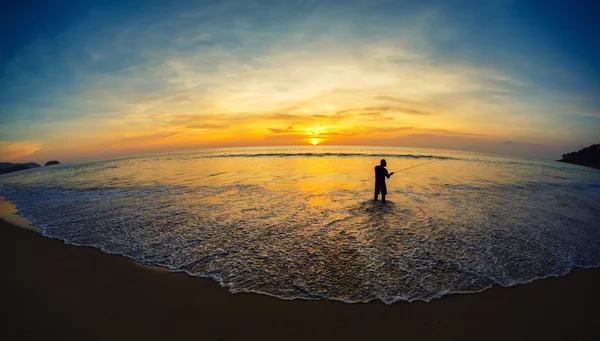 El pescador en la orilla del mar — Foto de Stock