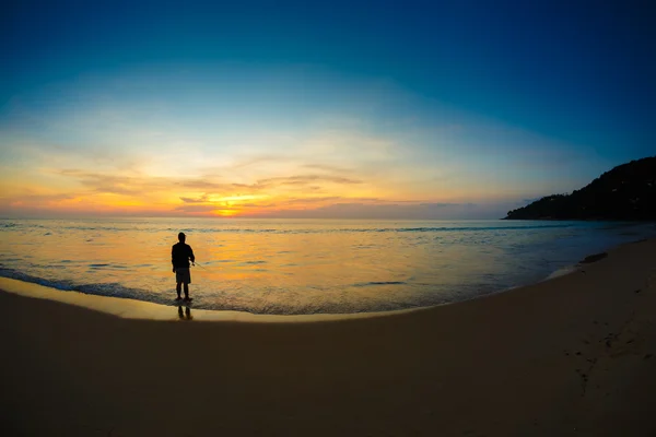 El pescador en la orilla del mar — Foto de Stock