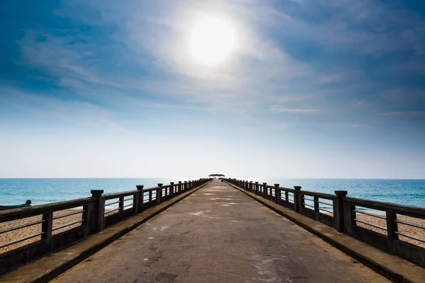 Muelle en la orilla del mar , — Foto de Stock