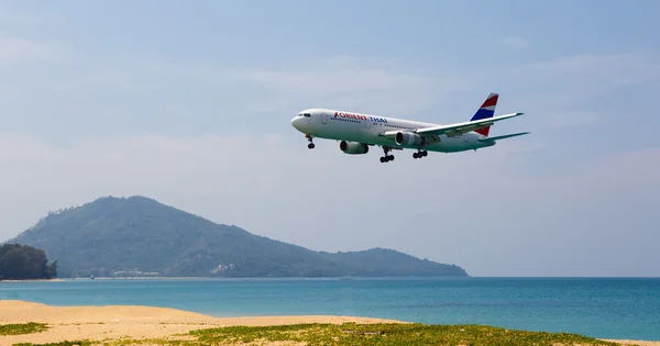 A paisagem de praia, o avião vem na terra — Fotografia de Stock