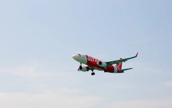 A paisagem de praia, o avião vem na terra — Fotografia de Stock