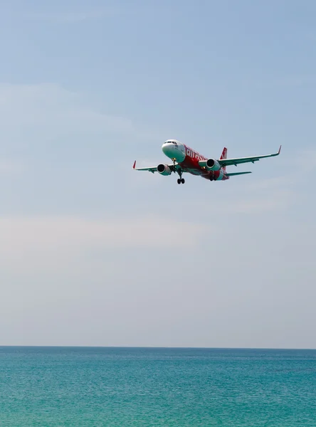 A paisagem de praia, o avião vem na terra — Fotografia de Stock