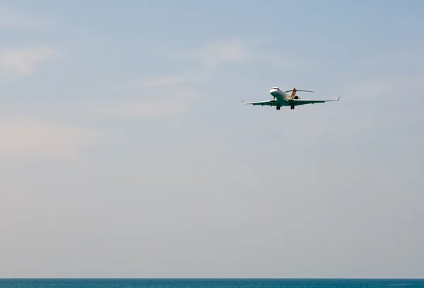 The beach landscape, the plane comes in the land — Stock Photo, Image