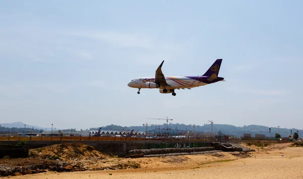 The beach landscape, the plane comes in the land — Stock Photo, Image