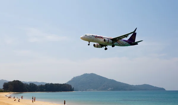 Het landschap van het strand, het vliegtuig komt in het land — Stockfoto