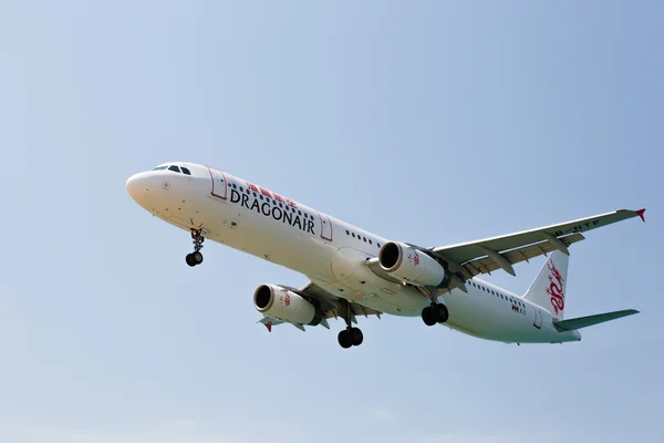 El paisaje de la playa, el avión viene en la tierra —  Fotos de Stock