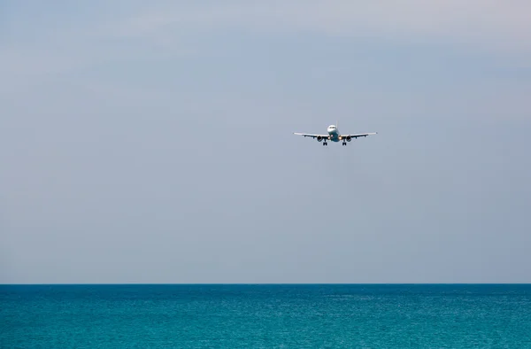 The beach landscape, the plane comes in the land — Stock Photo, Image