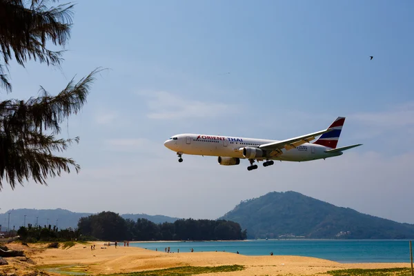 El paisaje de la playa, el avión viene en la tierra —  Fotos de Stock