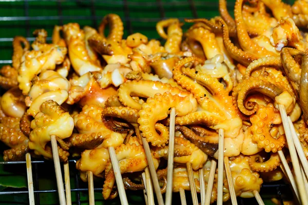 Shish kebab van schaal-en schelpdieren in de markt — Stockfoto