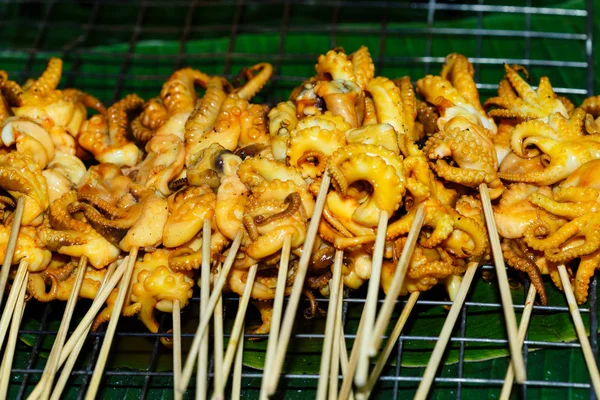 Shish kebab van schaal-en schelpdieren in de markt — Stockfoto