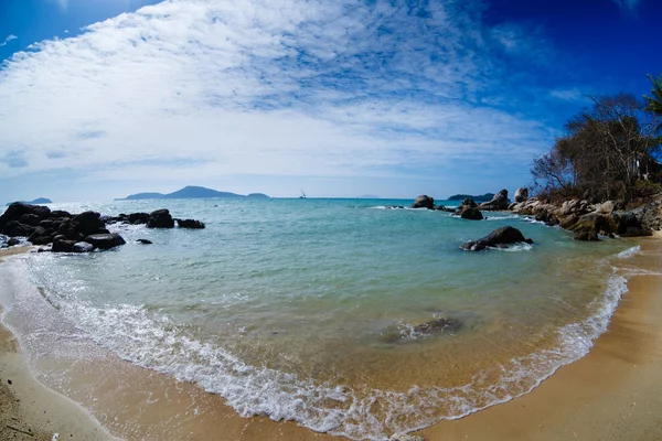 Orilla del mar, rocas, barco, vela, ola — Foto de Stock