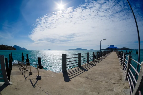 Pier na Phuket, moře, nebe, čluny — Stock fotografie