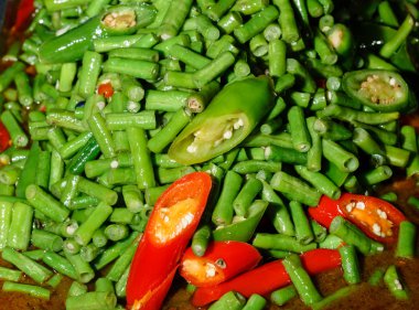 Bir taylada içinde belgili tanımlık çarşı içinde hazır gıda 