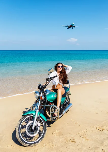 Молодая сексуальная девушка в купальнике на пляже с мотоциклом — стоковое фото
