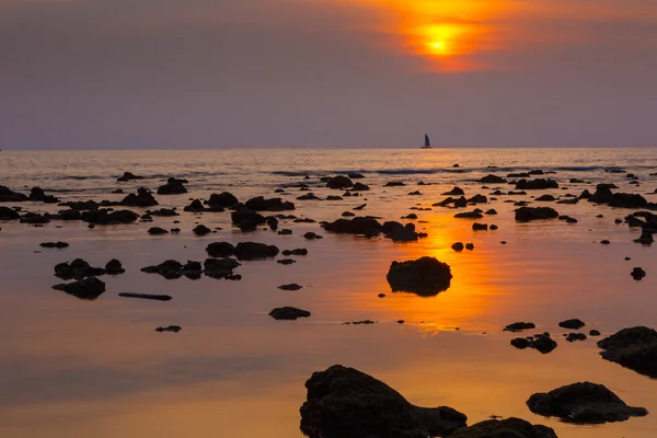 Mer au coucher du soleil plage rocheuse — Photo