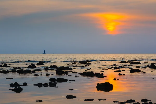 Mer au coucher du soleil plage rocheuse — Photo