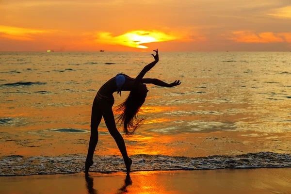 Deniz kıyısı üzerinde kız dansları 