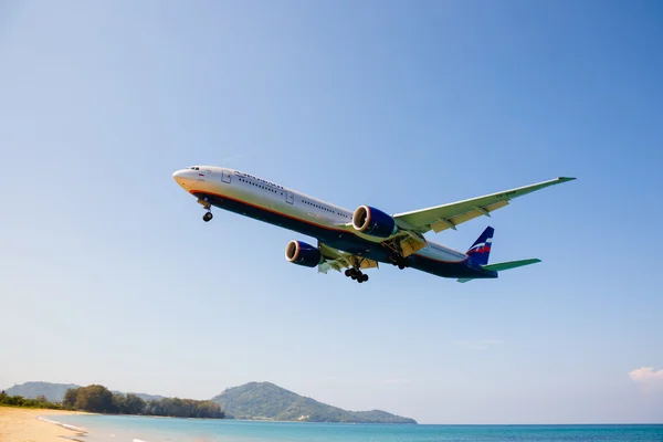 Playa cerca del aeropuerto, aviones vienen en la tierra —  Fotos de Stock