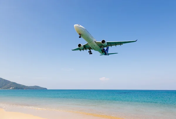 Пляж рядом с аэропортом, самолеты приходят в землю — стоковое фото