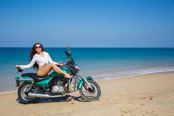 Jeune, sexuelle, la fille sur la moto, sur une plage — Photo