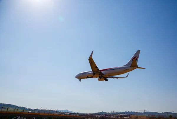 Beach near the airport, planes come in the land — Stock Photo, Image