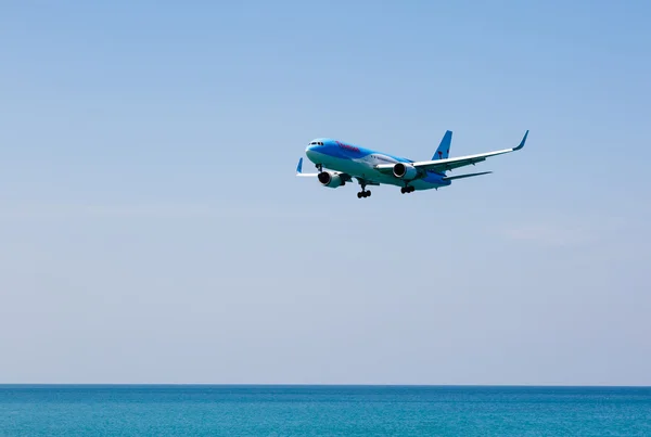 Praia perto do aeroporto, aviões vêm na terra — Fotografia de Stock