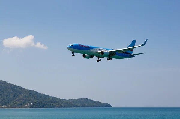 Strand in de buurt van de luchthaven, vliegtuigen komen in het land — Stockfoto