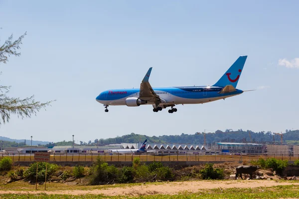 Stranden nära flygplatsen, flygplan kommer i landet — Stockfoto