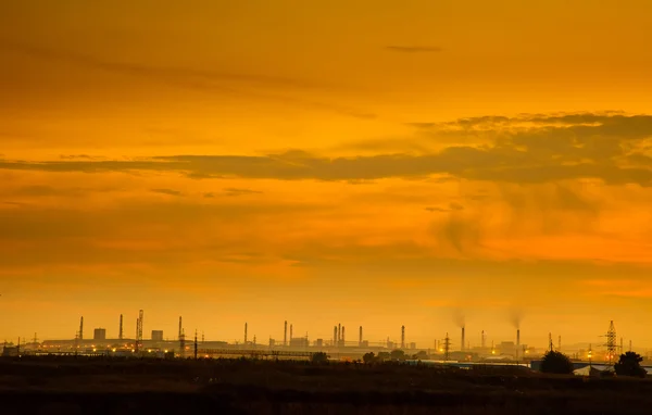 's avonds landschap een thermische elektriciteitscentrale — Stockfoto