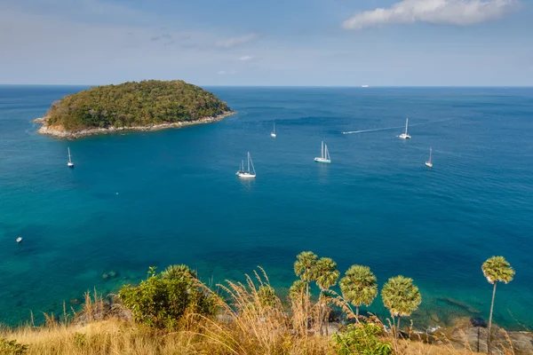 Paisagem marítima, o barco, a costa, onda — Fotografia de Stock