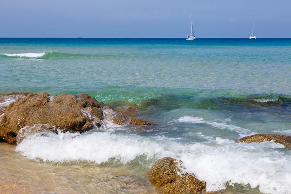 Paisaje marino, el barco, la costa, las olas — Foto de Stock