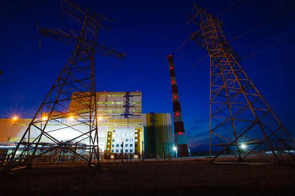 's avonds landschap een thermische elektriciteitscentrale — Stockfoto
