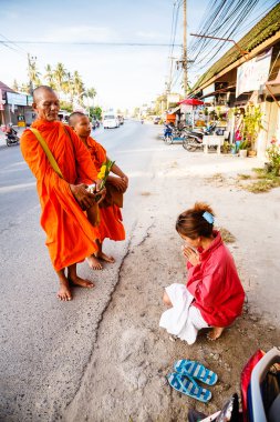 sokakta ritüel yiyecek keşiş için bir hediye raporlama
