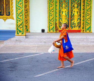 sokakta ritüel yiyecek keşiş için bir hediye raporlama