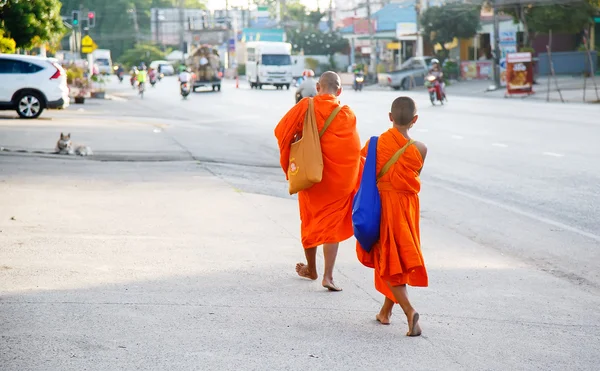 La segnalazione dalla strada, rituale di un regalo di cibo per monaco — Foto Stock