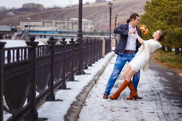 Älskande par på flodstranden omfamnar, kyssar — Stockfoto